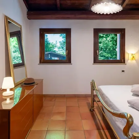 Casale Belvedere 9, Emma Pesaro